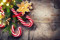 Christmas holiday background with gingerbread cookies, candy cane and evergreens border Royalty Free Stock Images Christmas holiday background with gingerbread cookies, candy cane and evergreens border Royalty Free Stock Images