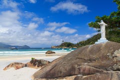 Christus de Verlosser op strand Aventueiro, Ilha Gran royalty-vrije stock afbeelding Christus de Verlosser op strand Aventueiro, Ilha Gran royalty-vrije stock afbeelding