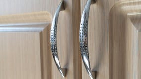 Chrome behandlar för möblemangdörrar på en ljus bakgrund Inre och design fotografering för bildbyråer Chrome behandlar för möblemangdörrar på en ljus bakgrund Inre och design fotografering för bildbyråer