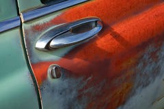 Chrome-Türgriff eines bunten alten rostigen und halb korrodierten alten Autos lizenzfreies stockbild Chrome-Türgriff eines bunten alten rostigen und halb korrodierten alten Autos lizenzfreies stockbild