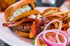 Chrupiący bekon na hamburgerze zdjęcie stock Chrupiący bekon na hamburgerze zdjęcie stock