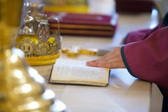 Chrześcijański ksiądz trzyma biblię obrazy stock Chrześcijański ksiądz trzyma biblię obrazy stock