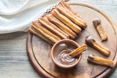 Churros - beroemd Spaans dessert met chocoladesaus stock foto Churros - beroemd Spaans dessert met chocoladesaus stock foto