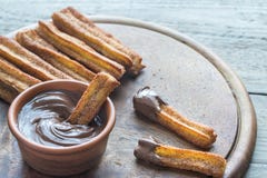 Churros - berühmter spanischer Nachtisch mit Schokoladensoße stockfotografie Churros - berühmter spanischer Nachtisch mit Schokoladensoße stockfotografie