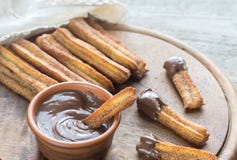 Churros - berühmter spanischer Nachtisch mit Schokoladensoße lizenzfreie stockfotografie Churros - berühmter spanischer Nachtisch mit Schokoladensoße lizenzfreie stockfotografie
