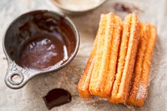 Churros met suiker en chocoladesaus stock foto Churros met suiker en chocoladesaus stock foto