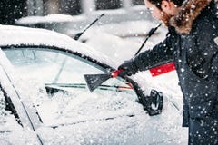 Chutes de neige d'hiver - véhicules de nettoyage de personnes Entretien automobile d'hiver avec le balai, la brosse et le grattoi photo libre de droits Chutes de neige d'hiver - véhicules de nettoyage de personnes Entretien automobile d'hiver avec le balai, la brosse et le grattoi photo libre de droits