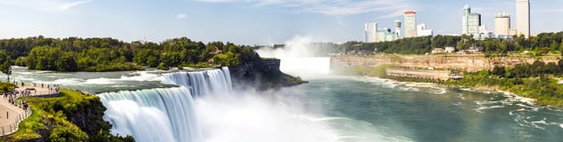 Chutes du Niagara, panorama, longue exposition, l'eau en soie - New York Photographie stock libre de droits Chutes du Niagara, panorama, longue exposition, l'eau en soie - New York Photographie stock libre de droits