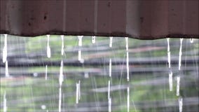 Chuva que cai através do telhado com som vídeos de arquivo Chuva que cai através do telhado com som vídeos de arquivo