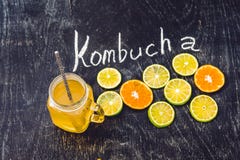 Chá cru fermentado caseiro de Kombucha pronto para beber com laranja e cal verão imagem de stock royalty free Chá cru fermentado caseiro de Kombucha pronto para beber com laranja e cal verão imagem de stock royalty free