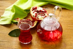 Chá da romã do fruto em um bule Imagens de Stock Chá da romã do fruto em um bule Imagens de Stock