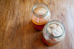Chá de Kombucha em um frasco de vidro imagem de stock Chá de Kombucha em um frasco de vidro imagem de stock