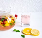 Chá do fruto com laranja, limão e arandos Bule com laranja do fruto, limão, arando, hortelã Chá para frios Chá da vitamina C quen fotos de stock royalty free Chá do fruto com laranja, limão e arandos Bule com laranja do fruto, limão, arando, hortelã Chá para frios Chá da vitamina C quen fotos de stock royalty free