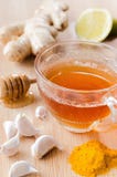 Chá do gengibre com limão mel e tumeric para a desintoxicação foto de stock Chá do gengibre com limão mel e tumeric para a desintoxicação foto de stock