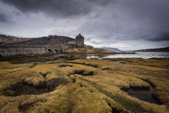 Château d'Eilean Donan sur le rivage du loch Duich Montagnes, Scotl image libre de droits Château d'Eilean Donan sur le rivage du loch Duich Montagnes, Scotl image libre de droits