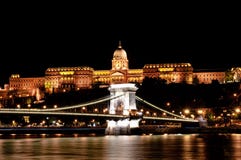 Château de Budapest et pont à chaînes la nuit images stock Château de Budapest et pont à chaînes la nuit images stock