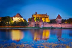Château de Malbork au crépuscule, Pologne Photo stock Château de Malbork au crépuscule, Pologne Photo stock