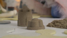 Château de sable faisant avec des mains banque de vidéos Château de sable faisant avec des mains banque de vidéos