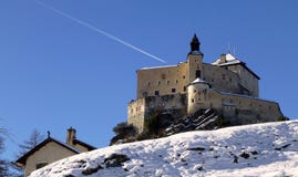 Château de Tarasp sur une colline neigeuse un jour ensoleillé clair d'hiver, Suisse images libres de droits Château de Tarasp sur une colline neigeuse un jour ensoleillé clair d'hiver, Suisse images libres de droits