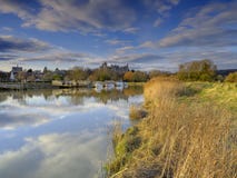 Ch?teau et ville d'Arundel sur la rivi?re Arun, le Sussex occidental, R-U image stock Ch?teau et ville d'Arundel sur la rivi?re Arun, le Sussex occidental, R-U image stock