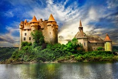 château sur le lac au-dessus du coucher du soleil Photo libre de droits château sur le lac au-dessus du coucher du soleil Photo libre de droits