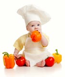 Chéri utilisant un chapeau de chef avec le vegetab sain de nourriture image libre de droits Chéri utilisant un chapeau de chef avec le vegetab sain de nourriture image libre de droits
