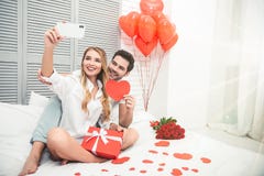 Chłopak i dziewczyna bierze selfie fotografia stock Chłopak i dziewczyna bierze selfie fotografia stock