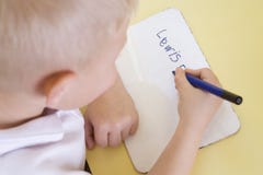 chłopak się klasowej pisemne głównego imienia zdjęcia stock chłopak się klasowej pisemne głównego imienia zdjęcia stock