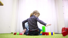 chłopcy stretch zbiornik skupić się plaing zabawka strony kobiet young zdjęcie wideo chłopcy stretch zbiornik skupić się plaing zabawka strony kobiet young zdjęcie wideo