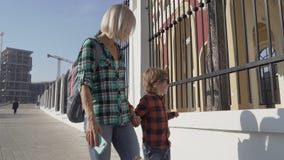 Chłopiec i jego matka chodzimy w starym miasteczku Kobieta podróżuje z jej synem w dziejowych miejscach zdjęcie wideo Chłopiec i jego matka chodzimy w starym miasteczku Kobieta podróżuje z jej synem w dziejowych miejscach zdjęcie wideo