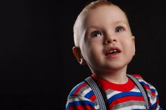 Chłopiec portret na ciemnym tle zdjęcie stock Chłopiec portret na ciemnym tle zdjęcie stock