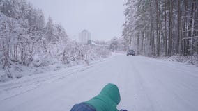 Chłopiec spacery i bawić się na śnieżnym drewnie, dziecka odprowadzenie na zima lasu zwolnionym tempie zdjęcie wideo Chłopiec spacery i bawić się na śnieżnym drewnie, dziecka odprowadzenie na zima lasu zwolnionym tempie zdjęcie wideo