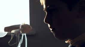 Chłopiec studiuje małego modela silnik wiatrowy, koncentrującego zbiory wideo Chłopiec studiuje małego modela silnik wiatrowy, koncentrującego zbiory wideo