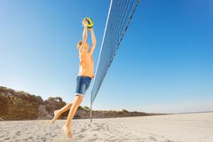 Chłopiec słuzyć piłkę podczas plażowej siatkówki gry zdjęcie royalty free Chłopiec słuzyć piłkę podczas plażowej siatkówki gry zdjęcie royalty free