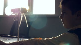 Chłopiec uczenie, koncentrował jak silnik wiatrowy pracuje zdjęcie wideo Chłopiec uczenie, koncentrował jak silnik wiatrowy pracuje zdjęcie wideo