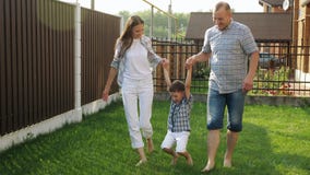 Chłopiec w białych skrótów chwytach matkuje ręki i ojcuje zbiory Chłopiec w białych skrótów chwytach matkuje ręki i ojcuje zbiory