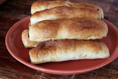 Ciastka w talerzu na drewnianym tle zdjęcia stock Ciastka w talerzu na drewnianym tle zdjęcia stock