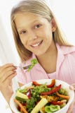 cibo dei giovani freschi dell'insalata della ragazza fotografia stock libera da diritti cibo dei giovani freschi dell'insalata della ragazza fotografia stock libera da diritti