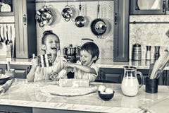 Cibo sano I bambini felici, prepara, cuociono, biscotti, concetto di amicizia e di salute serie casuale della foto di natura mort immagini stock libere da diritti Cibo sano I bambini felici, prepara, cuociono, biscotti, concetto di amicizia e di salute serie casuale della foto di natura mort immagini stock libere da diritti