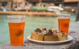 Cicchetti en Spritz in het Venetiaanse Kanaal stock afbeeldingen Cicchetti en Spritz in het Venetiaanse Kanaal stock afbeeldingen