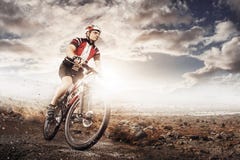 Ciclista do Mountain bike que monta a única trilha