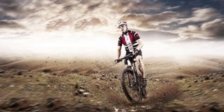 Ciclista do Mountain bike que monta a única trilha fotografia de stock Ciclista do Mountain bike que monta a única trilha fotografia de stock