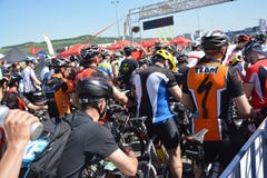 Ciclistas de la bici de montaña en la línea del comienzo foto de archivo Ciclistas de la bici de montaña en la línea del comienzo foto de archivo