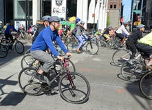Ciclistas en los cinco Boro Bike Tour en Nueva York foto de archivo libre de regalías Ciclistas en los cinco Boro Bike Tour en Nueva York foto de archivo libre de regalías
