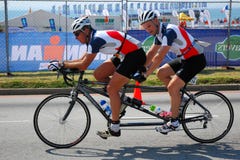 Ciclisti sulla bici in tandem Fotografie Stock Libere da Diritti Ciclisti sulla bici in tandem Fotografie Stock Libere da Diritti