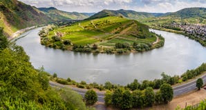 Ciclo del fiume di Mosella con la collina di Calmont vicino a Bremm immagini stock libere da diritti Ciclo del fiume di Mosella con la collina di Calmont vicino a Bremm immagini stock libere da diritti