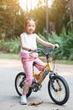 Ciclo del niño al aire libre imágenes de archivo libres de regalías Ciclo del niño al aire libre imágenes de archivo libres de regalías