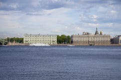 Cidade bonita da paisagem de Petersburgo e da costa Neva River Fotos de Stock Royalty Free Cidade bonita da paisagem de Petersburgo e da costa Neva River Fotos de Stock Royalty Free