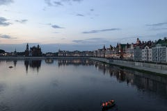 Cidade do Ola de Yoshkar Mari El, Rússia Terraplenagem de Bruges na cidade do Yoshkar-Ola na noite imagens de stock Cidade do Ola de Yoshkar Mari El, Rússia Terraplenagem de Bruges na cidade do Yoshkar-Ola na noite imagens de stock