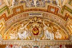 Cidade do Vaticano, Vaticano - 1º de julho de 2017: Ideia de uma arte sagrado bonita na basílica do ` s de St Peter do teto fotos de stock Cidade do Vaticano, Vaticano - 1º de julho de 2017: Ideia de uma arte sagrado bonita na basílica do ` s de St Peter do teto fotos de stock